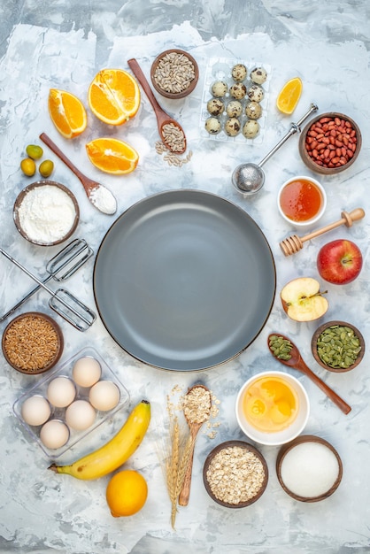 Vista dall'alto della piastra nera e degli ingredienti per la selezione di cibi sani sulla superficie del ghiaccio