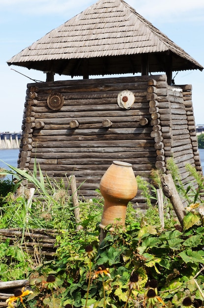 Foto vista sul fiume blu dnepr, rocce, verdi colline. isola di khortytsya. centro dei cosacchi ucraini