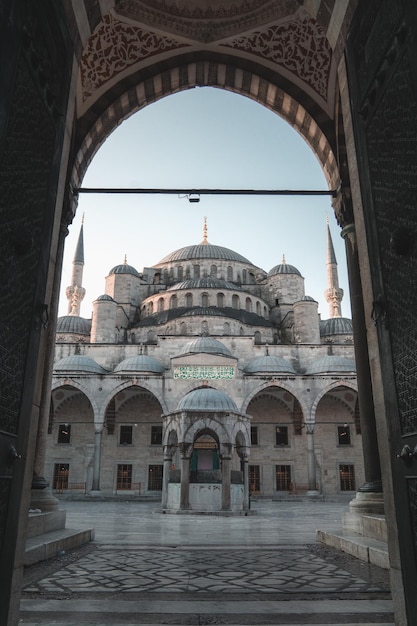 Foto una vista della moschea blu dall'ingresso