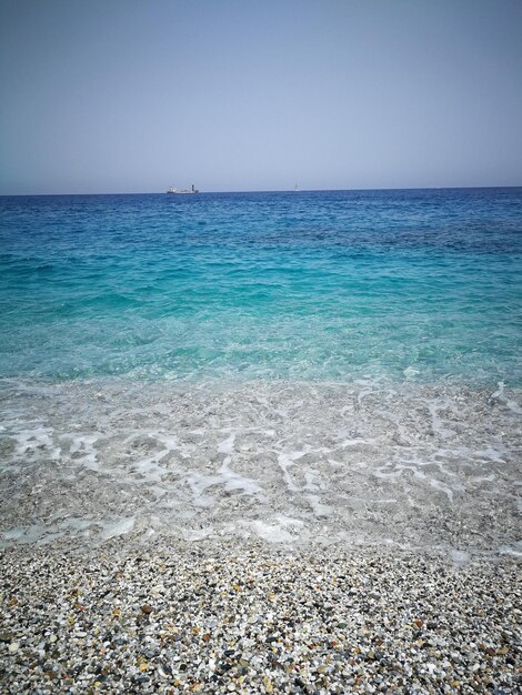 Foto vista del mare blu contro un cielo limpido