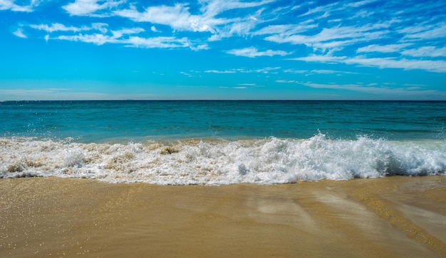 Photo view of blue sea against cloudy sky