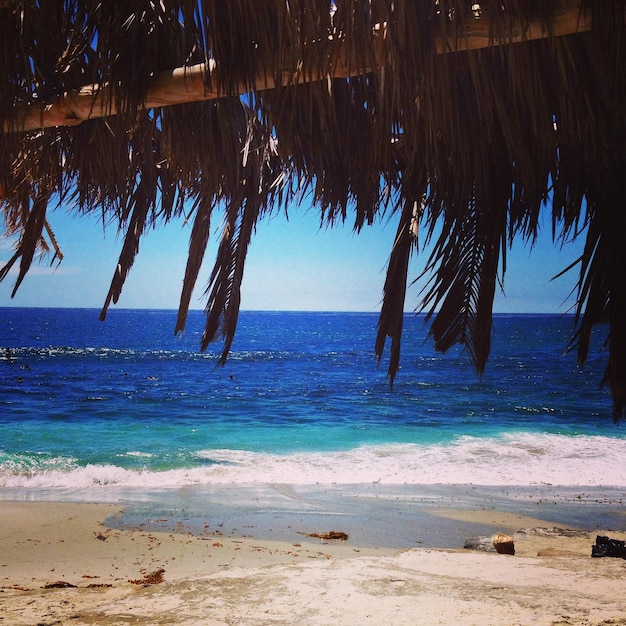 Foto vista del mare blu contro il cielo