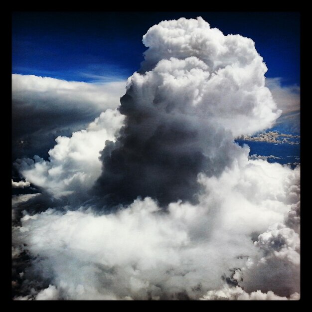 Photo view of blue sky and clouds