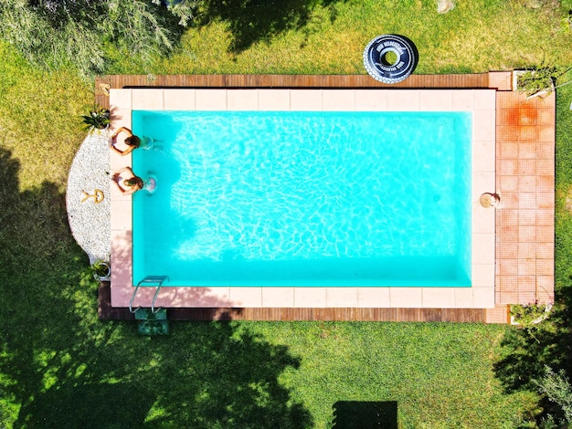 Photo view of blue swimming pool and green plants