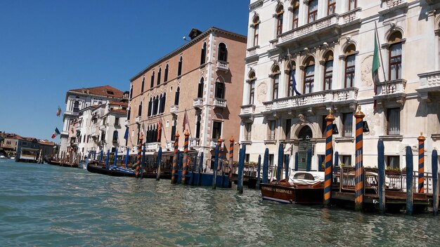 Foto veduta delle barche nel canale