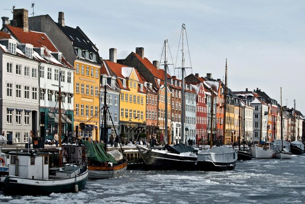 Photo view of boats in city