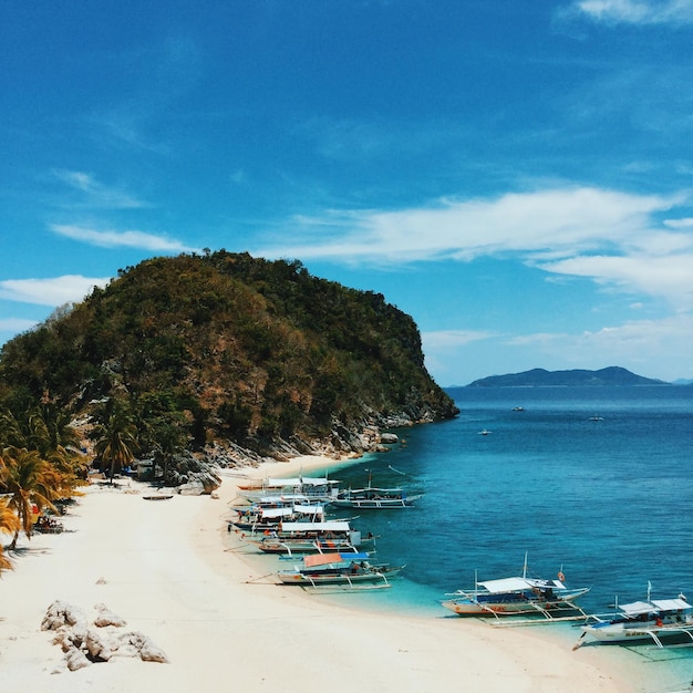 Photo view of boats moored at beach