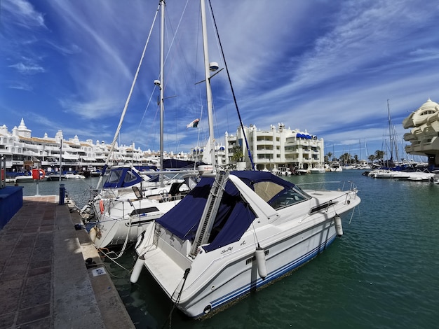 Foto vista delle barche ormeggiate al porto turistico di benalmadena