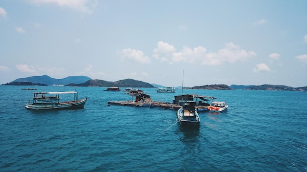 静かな青い海に停泊したボートの景色
