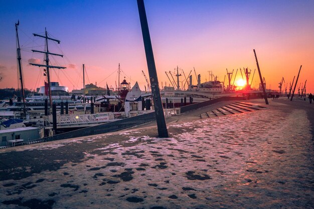 Foto veduta di barche ormeggiate al porto durante il tramonto