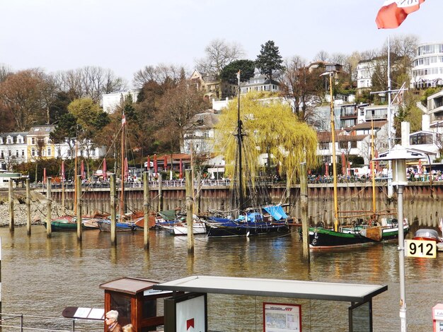 Photo view of boats in river