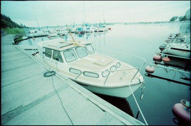 Photo view of boats in sea