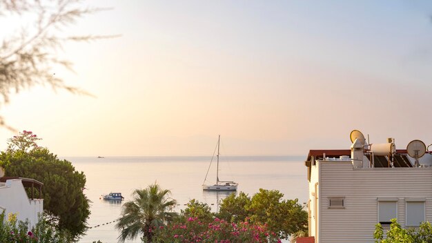 Vista della spiaggia di bodrum mar egeo tradizionali case bianche fiori marina barche a vela yacht nella città di bodrum in turchia