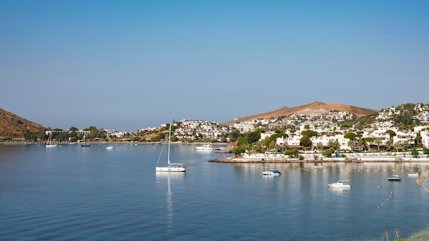 터키 보드룸(Bodrum) 마을에 있는 보드룸(Bodrum) 해변 에게해(Aegean Sea) 전통 백색 가옥 꽃 정박지 세일링 보트 요트의 전망