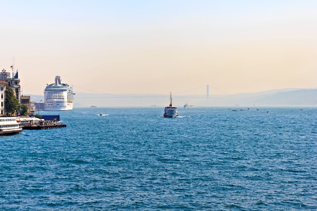 Vista dello stretto del bosforo a istanbul turchia