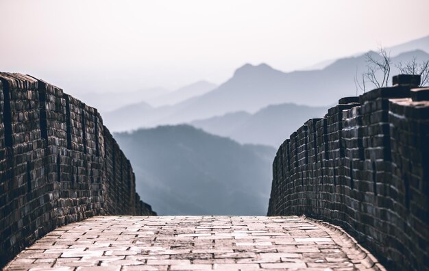 Foto vista del muro di mattoni contro la catena montuosa