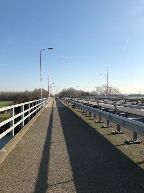 Foto vista del ponte contro un cielo limpido