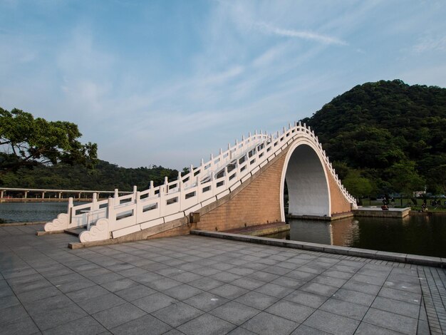 Photo view of bridge against cloudy sky