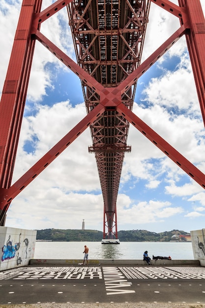 Foto vista del ponte contro un cielo nuvoloso