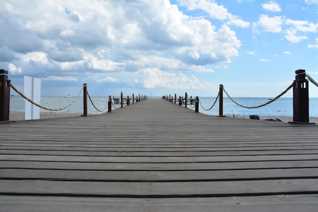 Foto vista del ponte contro un cielo nuvoloso