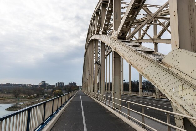 Photo view of bridge against cloudy sky