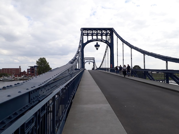 Photo view of bridge against cloudy sky