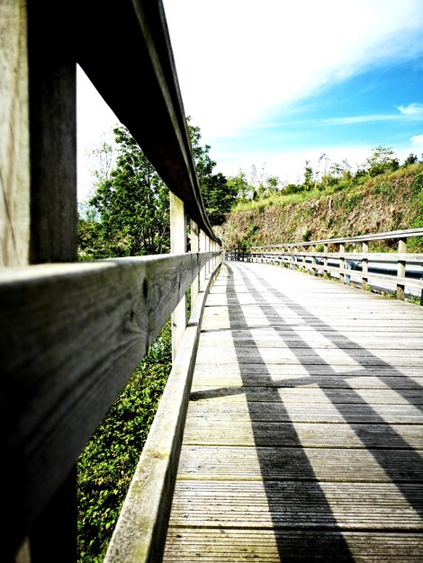 Foto vista del ponte contro il cielo