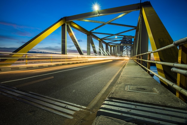 Foto vista del ponte contro il cielo