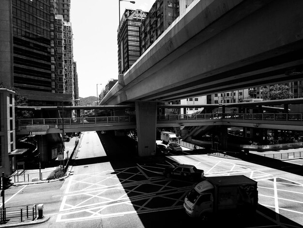 Photo view of bridge and buildings in city