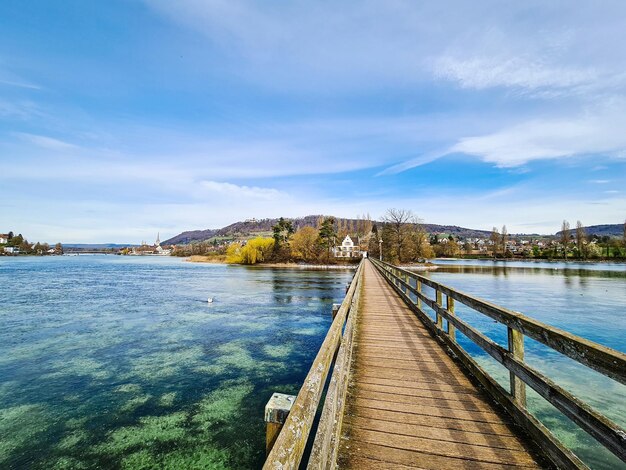 Foto vista del ponte sul fiume calmo contro il cielo