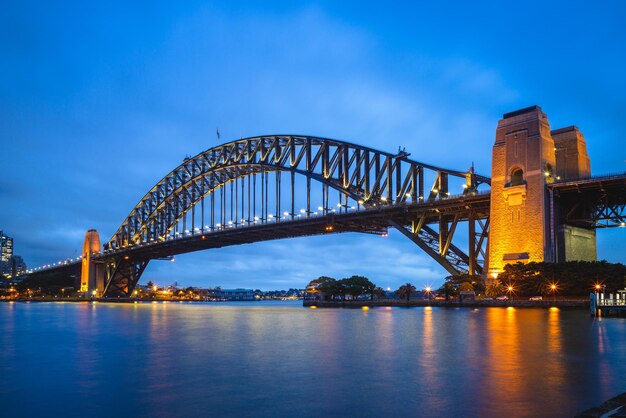 Photo view of bridge over calm river