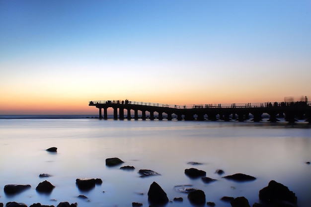 静かな海での橋の景色