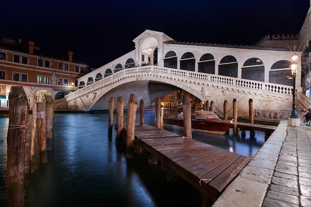 Foto vista notturna del ponte sul canale