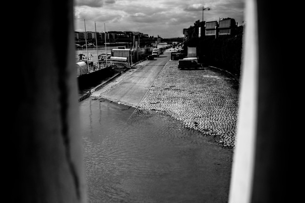 Photo view of bridge in city