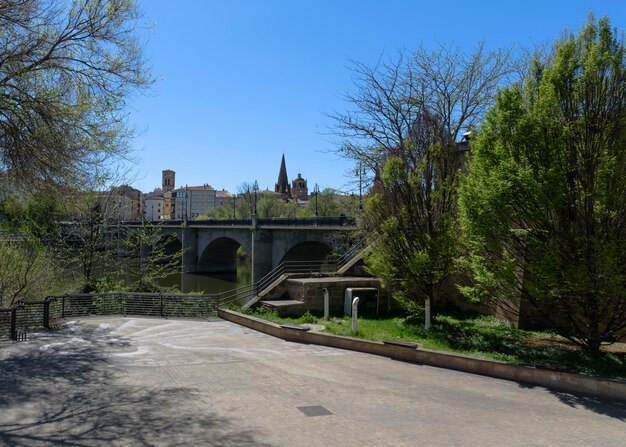 Photo a view of the bridge from the parking lot.