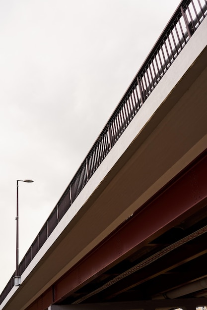 La vista sotto il ponte è come uno sfondo astratto