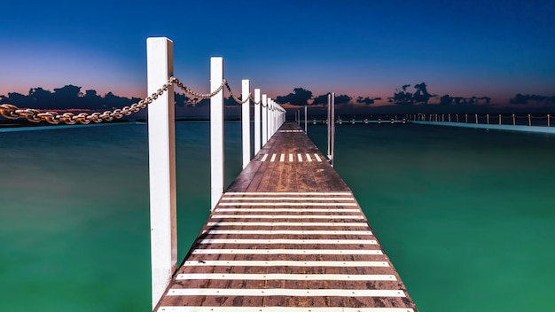 Photo view of bridge over river against blue sky