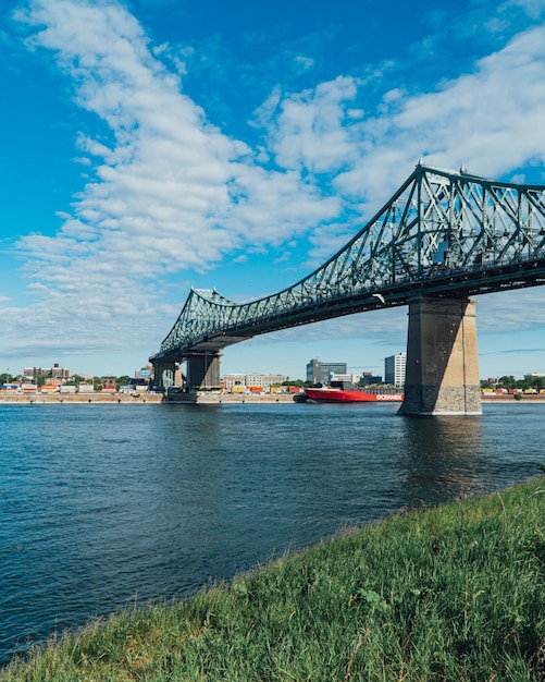 Photo view of bridge over river against cloudy sky