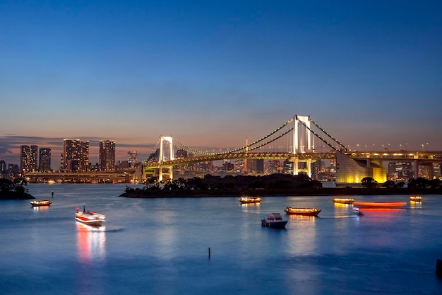 Photo view of bridge over river in city