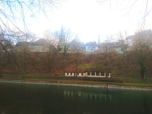 Photo view of bridge over river in city