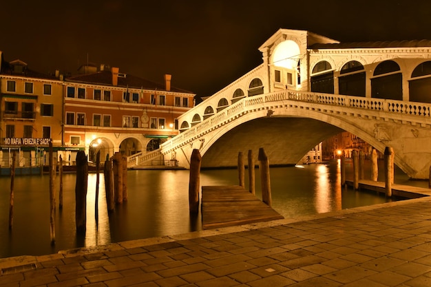 Photo view of bridge over river at night