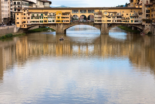 Foto vista del ponte sul fiume