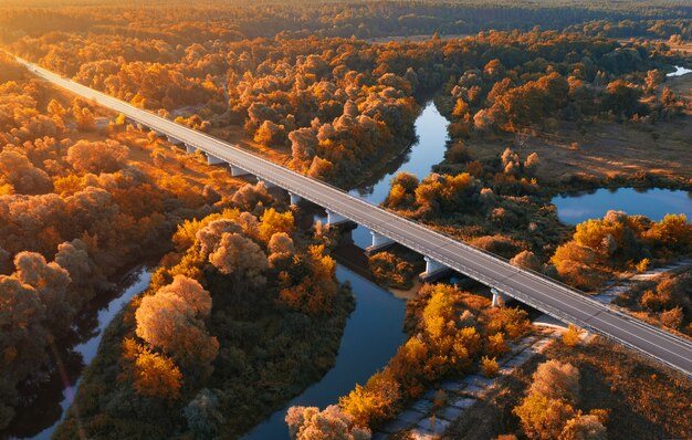 Вид на мост через реку