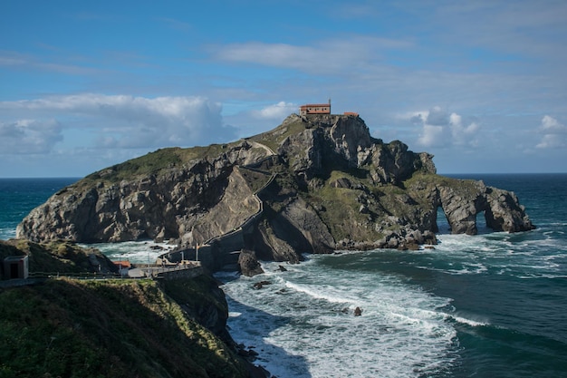 스페인 비스케이 베이(Biscay Bay Spain) 위에서 산 후안 데 가즈텔루가체(San Juan de Gaztelugatxe) 섬으로 가는 다리의 전망