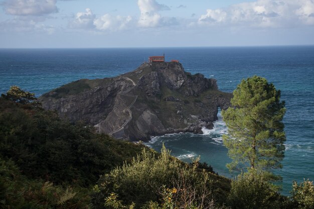 스페인 비스케이 베이(Biscay Bay Spain) 위에서 산 후안 데 가즈텔루가체(San Juan de Gaztelugatxe) 섬으로 가는 다리의 전망