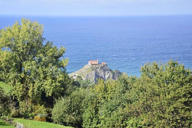 스페인 비스케이 베이(Biscay Bay Spain) 위에서 산 후안 데 가즈텔루가체(San Juan de Gaztelugatxe) 섬으로 가는 다리의 전망