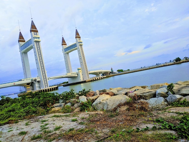 Foto vista del ponte sul mare contro il cielo