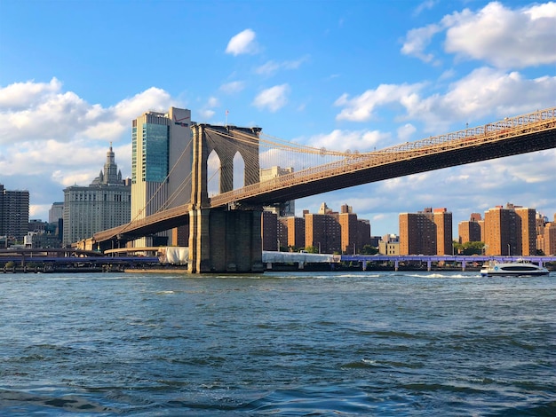 ブルックリン橋とマンハッタンのスカイラインニューヨーク市のダウンタウンの眺め
