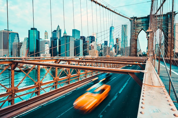ニューヨーク市のブルックリン橋の眺め。特別な写真処理。