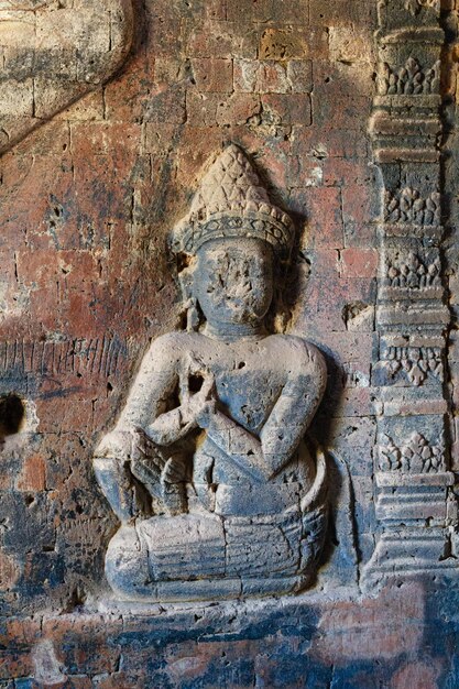 Foto vista della statua di buddha nel tempio